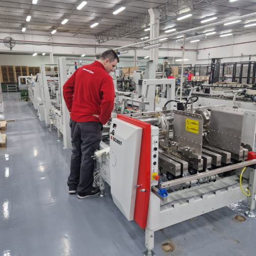 Novotipo Packaging refuerza su capacidad productiva con una nueva encoladora NOVAFOLD