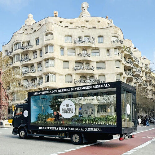 Ametller Origen despierta Barcelona para promover el consumo de fruta y verdura con un huerto urbano itinerante