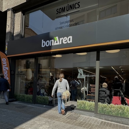 bonÀrea amplía y reubica su primera tienda de Badalona para ofrecer una mejor experiencia de compra