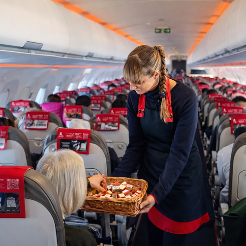 Chocolates Trapa e Iberia Express celebran juntos su aniversario repartiendo bombones a todos sus pasajeros