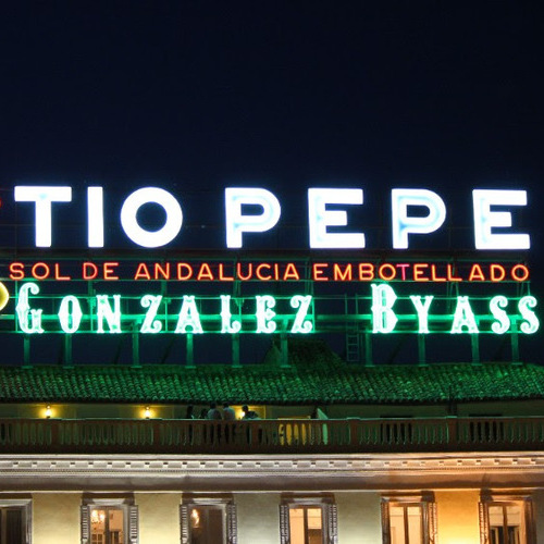González Byass apaga el icónico luminoso de Tío Pepe para sumarse a “La Hora del Planeta”