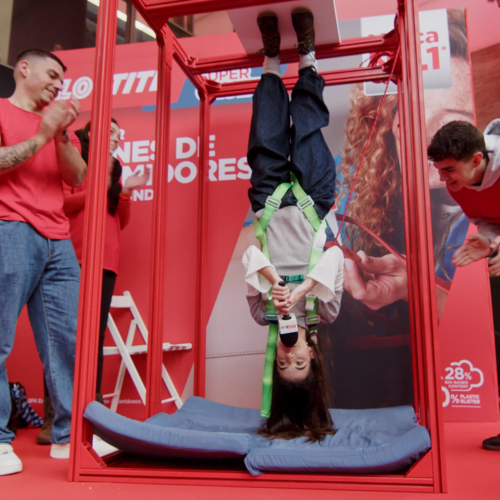 Loctite SuperGlue-3 demuestra su fuerza extrema en un evento que desafía la gravedad en medio de la Diagonal de Barcelona