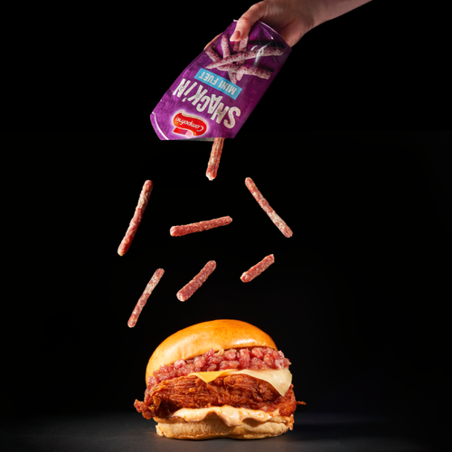 Roost Chicken y Snack'IN de Campofrío presentan la nueva hamburguesa de pollo frito con fuet