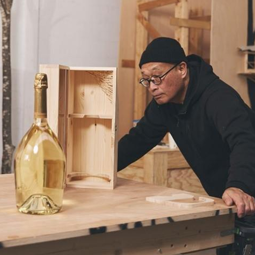 El artista japonés Tadashi Kawamata ha esculpido un estuche de madera para un Jeroboam de Ruinart Blanc de Blancs 