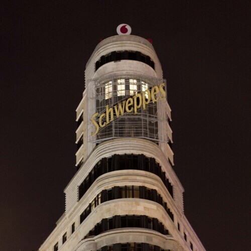 Suntory Beverage & Food Spain se suma al 20º aniversario de La Hora del Planeta apagando el icónico neón de Schweppes en Gran Vía