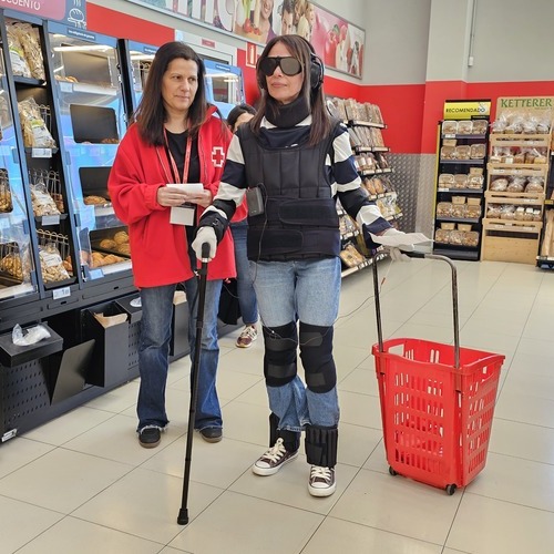Autoservicios Familia y Cruz Roja impulsan un modelo de supermercado inclusivo para las personas mayores