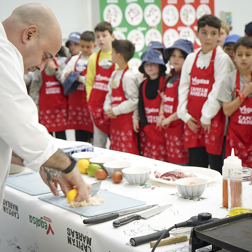Llega a la lonja de Cedeira el programa educativo de Vegalsa-Eroski ‘Capitán Mareas’ para promover el consumo de producto del mar entre los más jóvenes