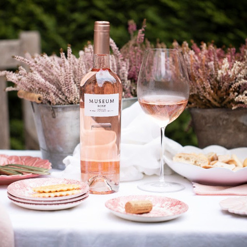 Días largos, copas ligeras: una selección de vinos blancos y rosados para esta primavera