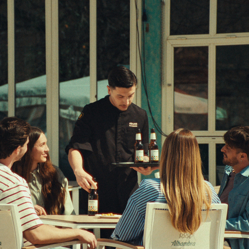 Los bares y hosteleros de Granada se convierten en protagonistas de la nueva campaña de Alhambra Especial