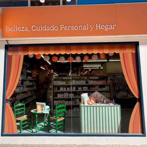 Clarel se convierte en parada imprescindible de la Feria de Abril: bolsillo de flamenca y retoques de maquillaje gratis en tienda