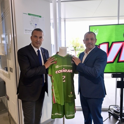 El Coviran Granada estrena una camiseta conmemorativa por el 65 aniversario de la cooperativa granadina