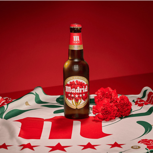 Mahou viste la hostelería de Madrid para San Isidro 2026: una oda a la ciudad a través de su icónica botella y el clavel 