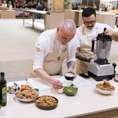 El Chef Rodrigo de la Calle transforma el sabor y la textura de la nuez de California en una demostración culinaria exclusiva