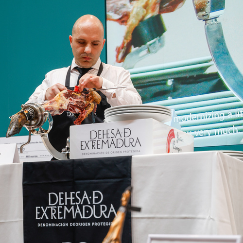 Javier Campos se proclama ganador del 32º Concurso de Cortadores de Jamón / Dehesa de Extremadura y Santiago Salgueiro se convierte en la mejor hamburguesa en el Burger Masters- Campeonato Nacional de Hamburguesas Gourmets by Arcecarne