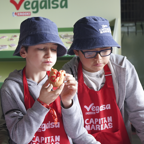 Llega a la lonja de Burela el programa educativo de Vegalsa-Eroski ‘Capitán Mareas’ para promover el consumo de producto del mar entre los más jóvenes