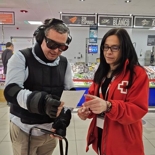Los autoservicios Familia de Castilla y León implementan un modelo de supermercado inclusivo para las personas mayores de la mano de Cruz Roja